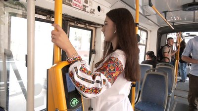 Дівчина у вишиванці Дівчина у вишиванці