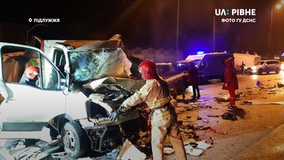 Смертельна ДТП на Рівненщині: вночі водіїв вирізали із авто