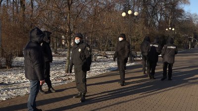 У середині храму поліцейських, які б контролювали кількість людей під час богослужіння, не було, лише на вулиці. У середині храму поліцейських, які б контролювали кількість людей під час богослужіння, не було, лише на вулиці.