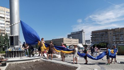 У Житомирі на Соборному майдані провели репетицію підняття Державного Прапора на новому флагштоці У Житомирі на Соборному майдані провели репетицію підняття Державного Прапора на новому флагштоці