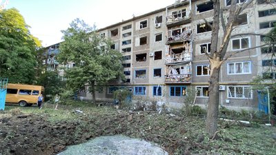 "Шибки летять, всі кричать, бігають". Наслідки ракетного удару по Костянтинівці