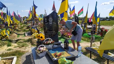 Ціна незалежності: родичі вшанували загиблих бійців на Алеї слави у Харкові Ціна незалежності: родичі вшанували загиблих бійців на Алеї слави у Харкові