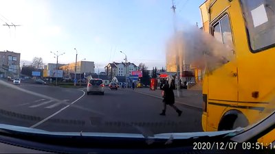 Переходила перед маршруткою: у Рівному ледь не збили жінку, автоінструктор прокоментував відео