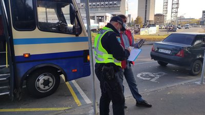 Патрульні перевірили дотримання карантинних правил перевезень на автовокзалі Дніпра Патрульні перевірили дотримання карантинних правил перевезень на автовокзалі Дніпра