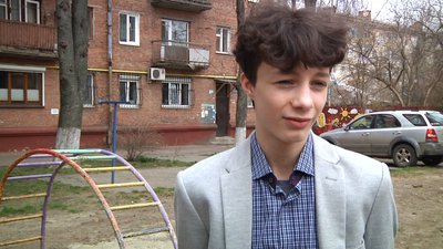 У Житомирі підлітки врятували кота, який застряв у вікні другого поверху У Житомирі підлітки врятували кота, який застряв у вікні другого поверху