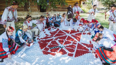 "Цвіт папороті": в Ужгороді під час етнофестивалю презентували 76-ту міні-скульптурку "Цвіт папороті": в Ужгороді під час етнофестивалю презентували 76-ту міні-скульптурку