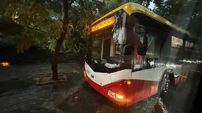 Негода 30 вересня, дощ, потоп, підтоплення, тролейбус