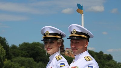 На теплоході та у парадній формі: у Вінниці одружилися військові медики