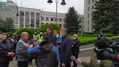 Торговці з центрального ринку Рівного вимагають дозволу відновити роботу Торговці з центрального ринку Рівного вимагають дозволу відновити роботу