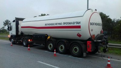 На Рівненщині зіткнулось дві вантажівки, одна із них – фура з газом На Рівненщині зіткнулось дві вантажівки, одна із них – фура з газом