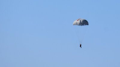 Десантники житомирської 95 бригади відпрацьовують стрибки з парашутом Десантники житомирської 95 бригади відпрацьовують стрибки з парашутом