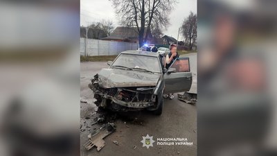 ДТП на Чернігівщині: нетвереза водійка лекговика в'їхала в колесо вантажівки