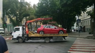 У Тернополі на новий арештмайданчик вже евакуювали 10 автівок У Тернополі на новий арештмайданчик вже евакуювали 10 автівок