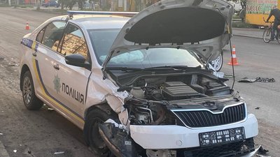 У Кропивницькому зіштовхнулися машина поліцейських та автомобль У Кропивницькому зіштовхнулися машина поліцейських та автомобль