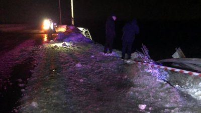 Біля Чернігова фура злетіла з мосту в Десну Біля Чернігова фура злетіла з мосту в Десну