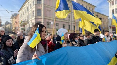 Заспівали гімн та підняли прапори. На Центральній площі в Чернівцях відзначили День єднання