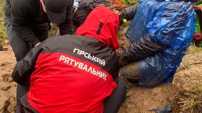 Прикарпатські рятувальники допомогли жительці Волині, яка травмувалася в Карпатах Прикарпатські рятувальники допомогли жительці Волині, яка травмувалася в Карпатах