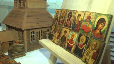 У Хмельницькій школі іконопису "Нікош" виготовляють іконки-обереги для українських військових