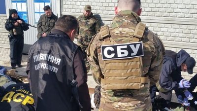 Називають себе волонтерами: на Луганщині затримали мікроавтобус зі зброєю. ФОТО Називають себе волонтерами: на Луганщині затримали мікроавтобус зі зброєю. ФОТО