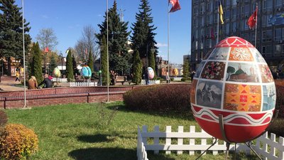 "Писанки-велетні" встановили на площі перед міськрадою у Вінниці "Писанки-велетні" встановили на площі перед міськрадою у Вінниці