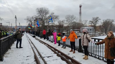 "Живий ланцюг" через Ворсклу: у Полтаві відбулась акція до Дня Соборності "Живий ланцюг" через Ворсклу: у Полтаві відбулась акція до Дня Соборності