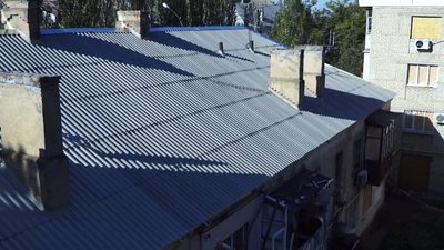 Відновлюють після обстрілів. Миколаївські комунальники відремонтували дах будинку
