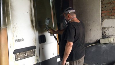 Автомайстер на Волині безплатно фарбує машини військових Автомайстер на Волині безплатно фарбує машини військових