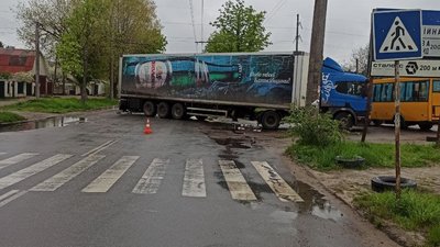 У Житомирі легковик зіткнувся з вантажівкою: водія легковика госпіталізували У Житомирі легковик зіткнувся з вантажівкою: водія легковика госпіталізували