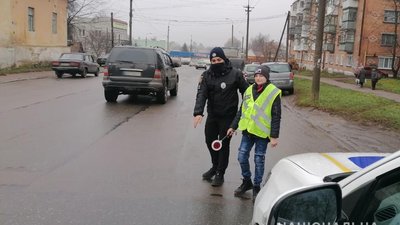 На Житомирщині поліція в день Святого Миколая приїхала до хлопчика, який мріє стати поліцейським На Житомирщині поліція в день Святого Миколая приїхала до хлопчика, який мріє стати поліцейським