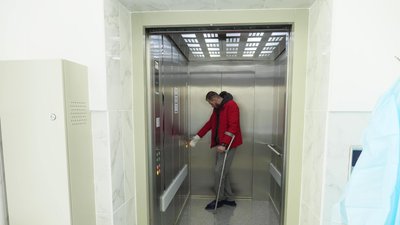 У військовому госпіталі в Чернівцях встановили два ліфти У військовому госпіталі в Чернівцях встановили два ліфти