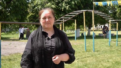 Ольга Барна на спортмайданчику в школі Ольга Барна на спортмайданчику в школі