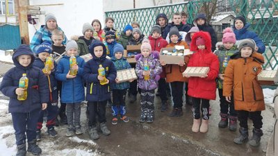 Волонтери Луганщини розвозять їжу та медикаменти, фото: Сергій Гайдай Волонтери Луганщини розвозять їжу та медикаменти, фото: Сергій Гайдай