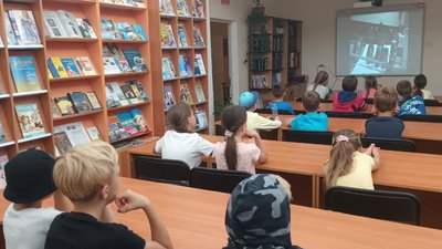 Учасники табору перегялдають відеоролик Учасники табору перегялдають відеоролик