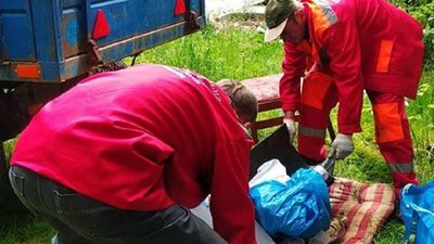 У Франківську комунальники знайшли "притон" безпритульних - вивезли 2 трактори сміття