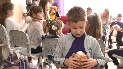 Допомагають долати стрес: у Черкасах дітям-переселенцям подарували собак-обіймак Допомагають долати стрес: у Черкасах дітям-переселенцям подарували собак-обіймак