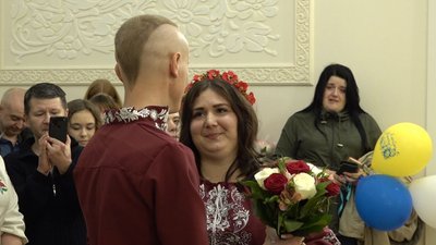 "Він – усе моє життя": у Черкасах одружився військовий, що вирушає на фронт "Він – усе моє життя": у Черкасах одружився військовий, що вирушає на фронт