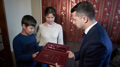 Президент вручив вдові хмельницького спецпризначенця орден «Золота Зірка»