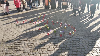 Троянди, листівки та молебень: в Ужгороді провели акцію до Дня боротьби зі СНІДом Троянди, листівки та молебень: в Ужгороді провели акцію до Дня боротьби зі СНІДом