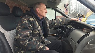 "В Краматорську потрапили під обстріл". Машина-волонтерка з Кропивницького потребує допомоги