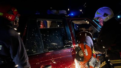 Рятувальники деблокували із авто людей, які потрапили у аварію
