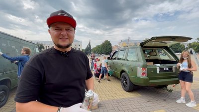"Фарбую машину для ЗСУ, щоб вони захищали нашу країну": діти в Прилуках розфарбовують автомобілі, які поїдуть на фронт