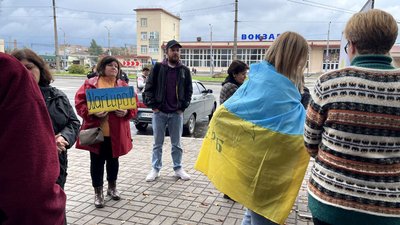 "Це не по-людськи і незаконно": маріупольці у Черкасах мітингували проти "референдуму" "Це не по-людськи і незаконно": маріупольці у Черкасах мітингували проти "референдуму"