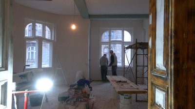 Власники квартири у столітньому будинку Івано-Франківська своїм коштом реставрують вікна й двері Власники квартири у столітньому будинку Івано-Франківська своїм коштом реставрують вікна й двері