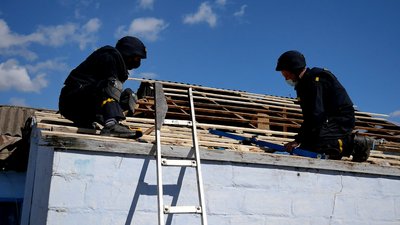 Рятувальник з Миколаєва допомагає відновлювати зруйновані обстрілами будинки у Донецькій області