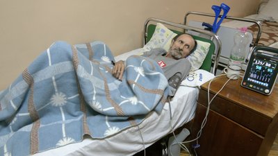 На Волині соцслужби залишили немічного чоловіка в покинутій хаті. Що із ним буде далі На Волині соцслужби залишили немічного чоловіка в покинутій хаті. Що із ним буде далі