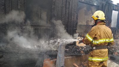 Допомагають мешканці села. У громаді на Буковині згорів житловий будинок
