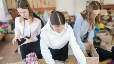 Одяг, засоби гігієни й іграшки: як допомагають переселенцям у волонтерському центрі в Луцьку