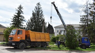У Коростені на Житомирщині знесли ще один пам'ятник, котрий підлягав декомунізації У Коростені на Житомирщині знесли ще один пам'ятник, котрий підлягав декомунізації