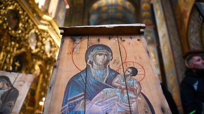 Ікони на ящиках з-під набоїв. У Києві презентували благодійну виставку Ікони на ящиках з-під набоїв. У Києві презентували благодійну виставку