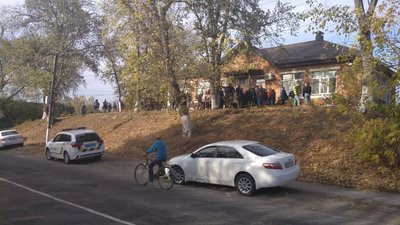 Обіцяють перекрити залізницю. Протест через звільнення директорки школи на Сумщині продовжується Обіцяють перекрити залізницю. Протест через звільнення директорки школи на Сумщині продовжується